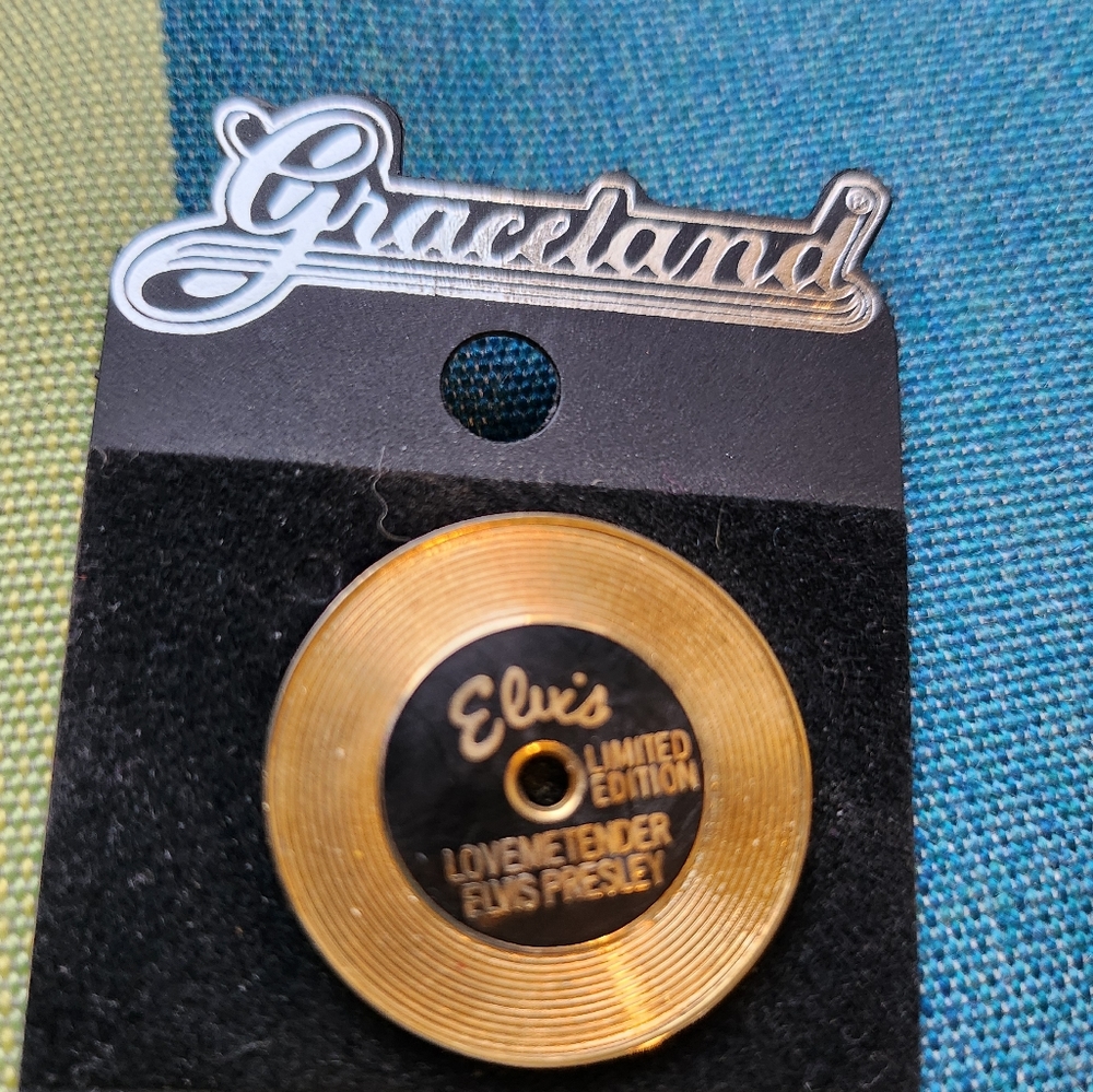 Graceland Elvis Presley Gold Record Limited Edition Love Me Tender Pinback Pin - Picture 2 of 4
